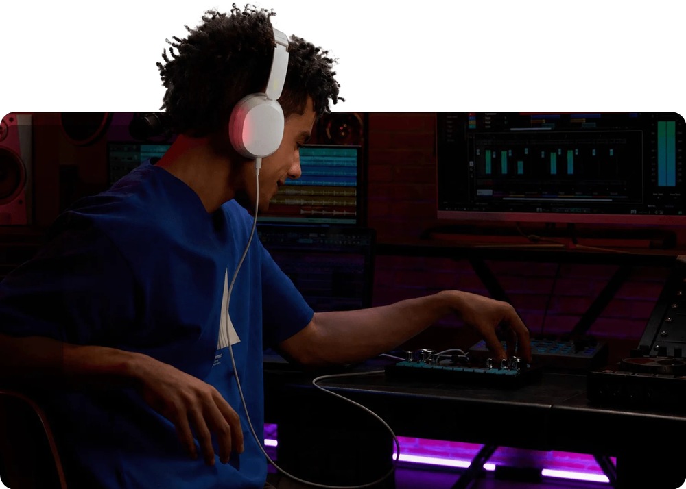 Sluchátka Xiaomi REDMI Headphones Neo Obsidian bílá Muž pracující ve studiu má na hlavě sluchátka REDMI Headphones Neo s Hi-Res kvalitou zvuku