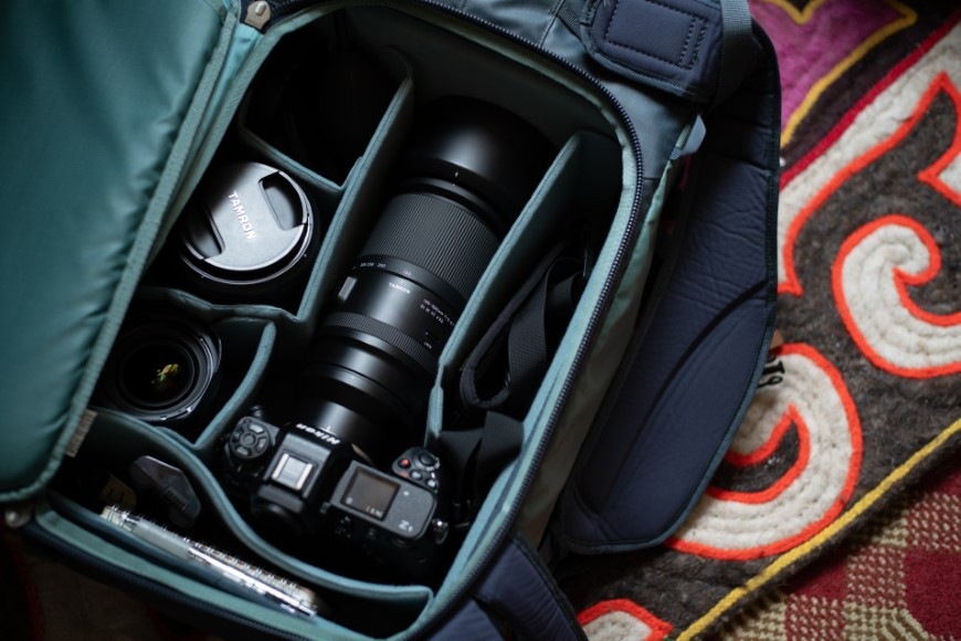Fotoaparát s objektivem Tamron 150–500 mm f/5–6.7 v brašně