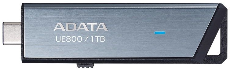 Detail kovového těla ADATA UE800 1TB s výsuvným USB-C konektorem a LED indikací