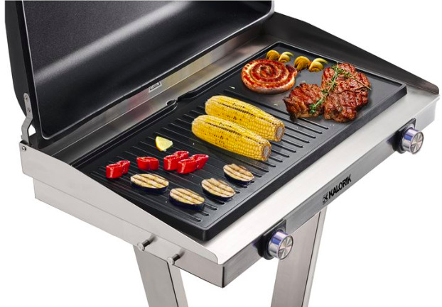 Gril TKG EBBQ1002L Detail grilovací plochy elektrického grilu s masem, kukuřicí a zeleninou