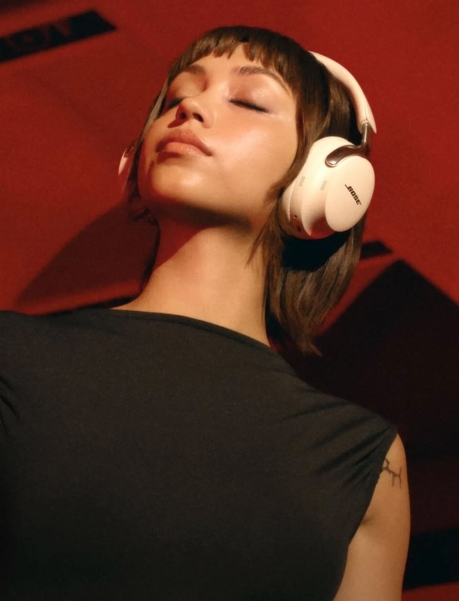 Sluchátka Bose QuietComfort Ultra Headphones 2nd Gen béžová Žena relaxující se sluchátky QuietComfort Ultra Headphones s potlačením hluku