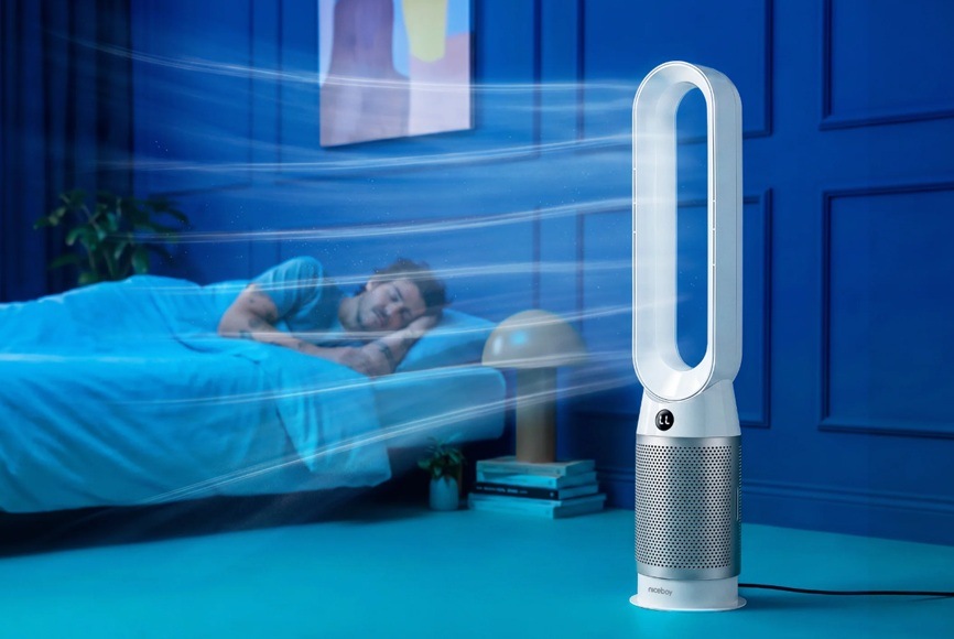 Ventilátor sloupový Niceboy Tower PRO Black černý Muž spící v ložnici a ventilátor chladící vzduch.