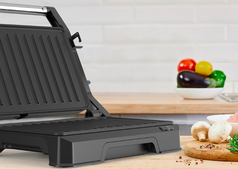 Otevřený kontaktní gril Black+Decker BXGR1001E se dvěma žebrovanými deskami na kuchyňské lince