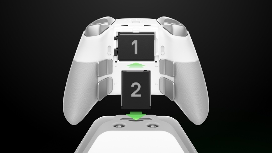 Gamepad SteelSeries Aeon Pro White bílý Zadní strana gamepadu SteelSeries Aeon Pro s vyjmutou baterií a dokem pro druhou baterii.