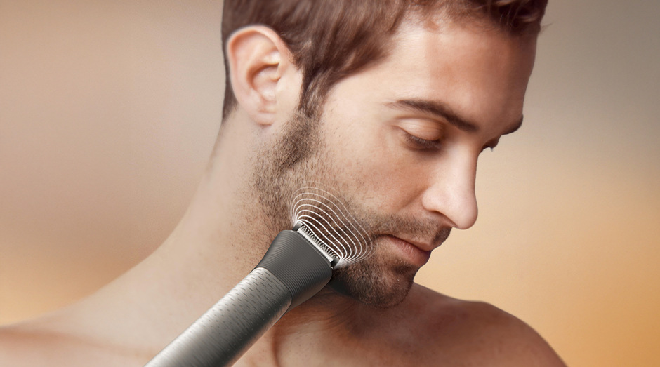 Muž si holí vousy zastřihovačem Philips MG7921/15 Series 7000