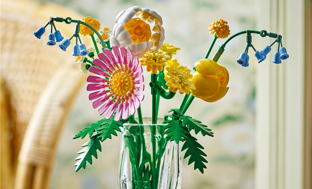 Stavebnice LEGO® Botanicals 10347 Drobná slunečná kytice Kytice může dětem od devíti let otevřít svět LEGO Botanicals a díky aplikaci LEGO Builder usnadnit stavění.