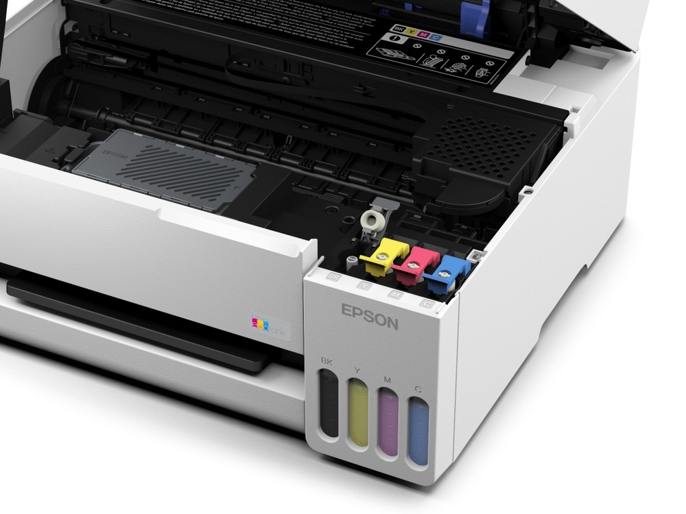 Detail otevřené tiskárny Epson EcoTank s odkrytým tiskovým mechanismem a ukazately hladiny inkoustu