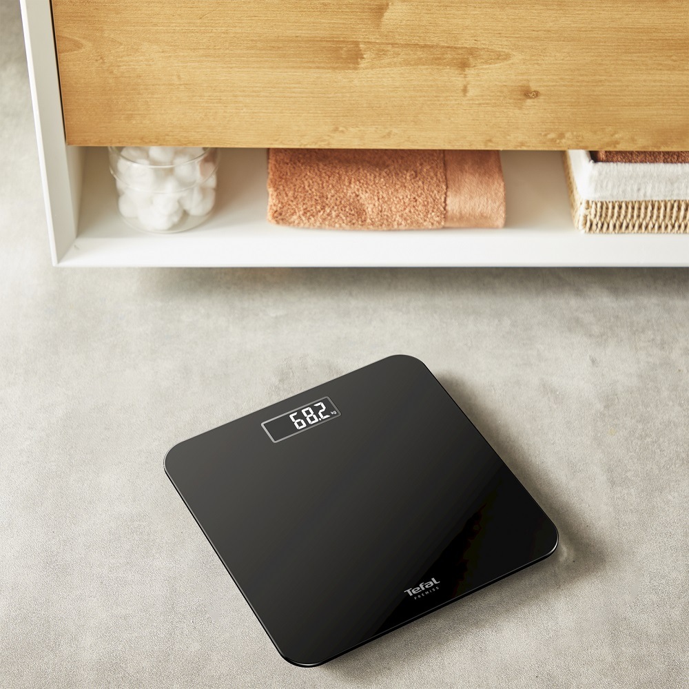 Osobní černá váha Tefal PP1800V0 Premiss ležící na podlaze v koupelně