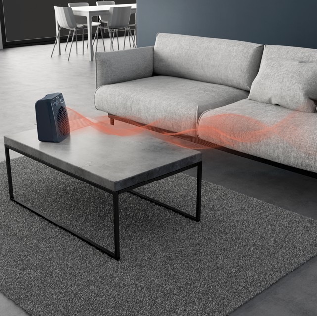 Teplovzdušný ventilátor Rowenta SO2211F0 Compact Power zapnutý v obývacím pokoji na stole