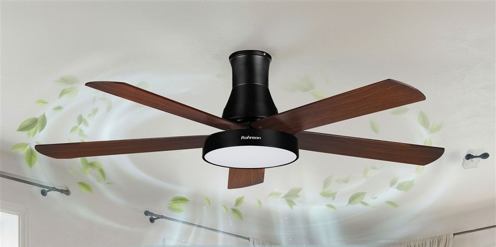 Stropní ventilátor Rohnson s LED světlem v tmavém interiéru s dálkovým ovládáním v detailu.