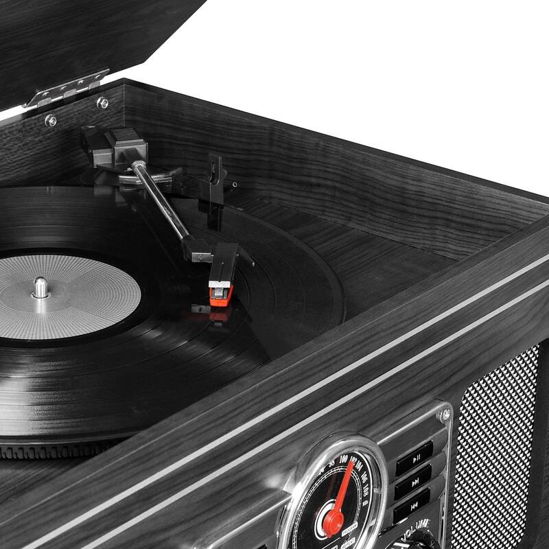 Detail gramofonového raménka s přenoskou a jehlou nad vinylovou deskou