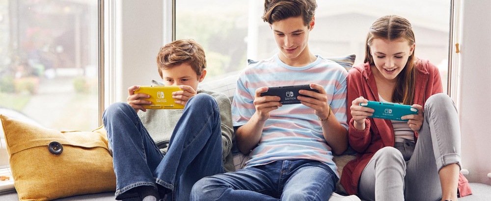 Herní konzole Nintendo Switch Lite Coral + ACNH bundle Nintendo Switch Lite + Animal Crossing: New Horizons