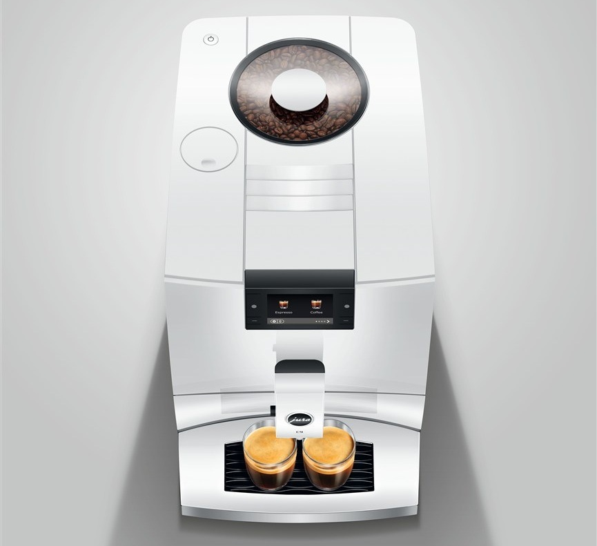 Automatický kávovar Jura C9 Piano White bílý Automatický kávovar Jura C9 Piano Black připravuje dvě sklenice kávy