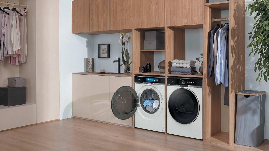  Pračka Haier HW100-BD14611U1S vedle sušičky v prádelně