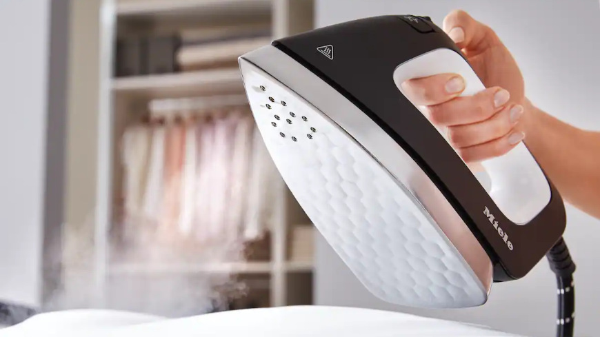 Žehlicí systém Miele B4847 FashionMaster 4.0 Žehlička z které jde pára