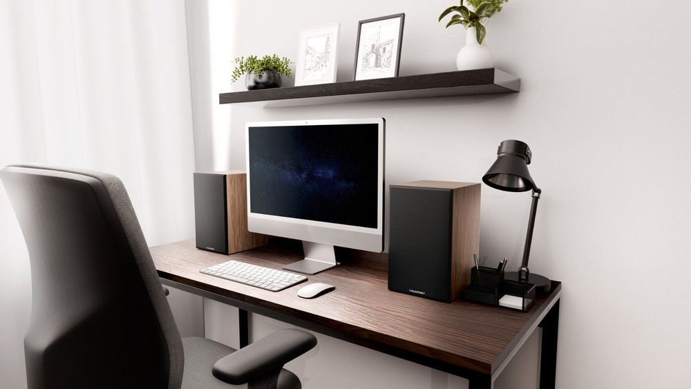 Reproduktory Blaupunkt BS40 (2 ks) černé/hnědé Reproduktory Blaupunkt umístěné na stole vedle monitoru.
