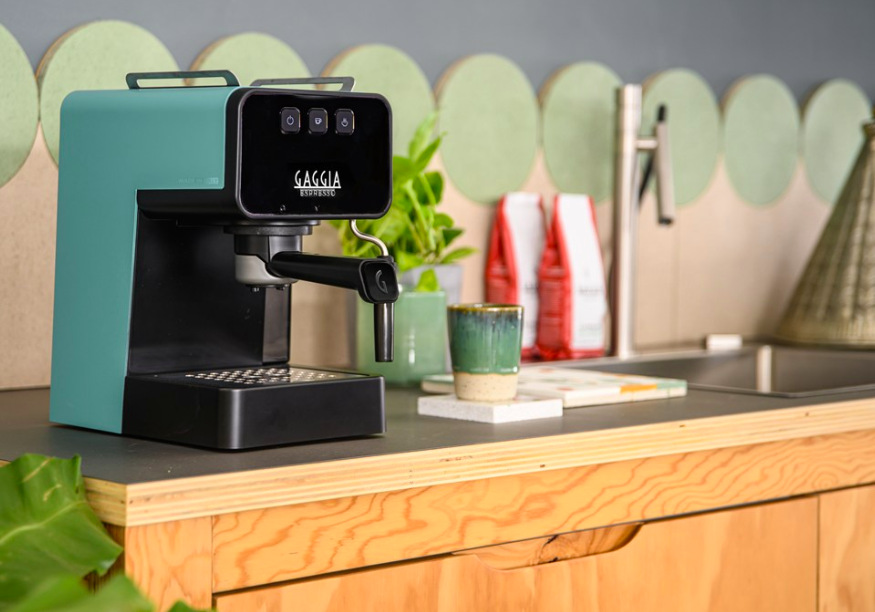 Pákový kávovar Gaggia Espresso De Luxe zelená umístěný na moderní kuchyňské lince