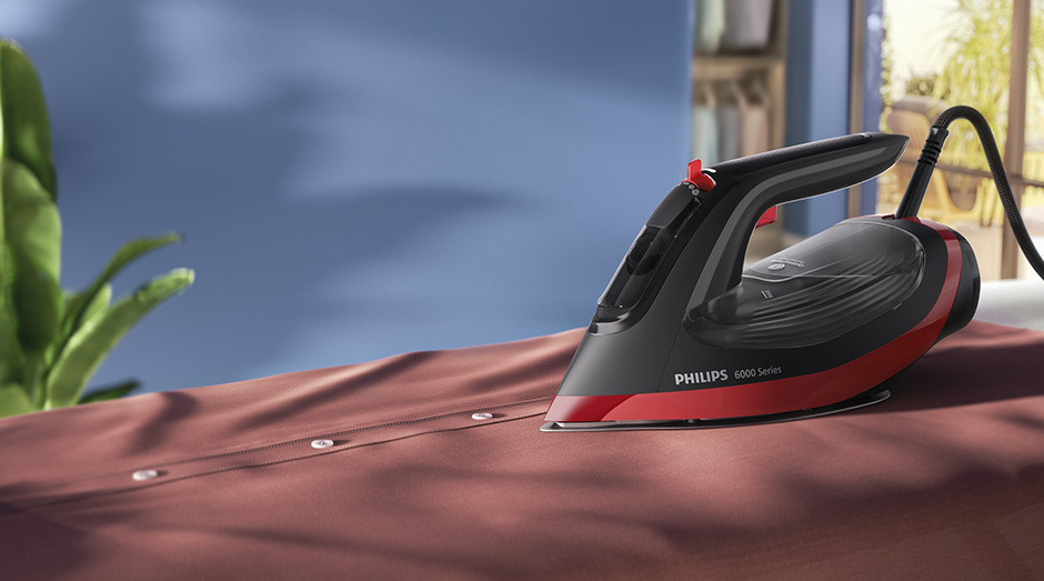 Napařovací žehlička Philips DST6130/40 6000 Series žehlí košili s využitím precizní špičky žehlicí plochy.