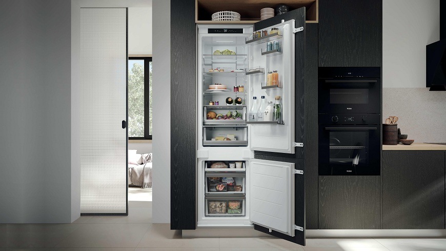 vestavná lednice haier EHBQW5519E zabudovaná v kuchyni, dveře jsou otevřené