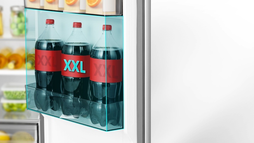 XXL dveřní přihrádka americké chladničky Hisense – úložný prostor pro velké lahve, džusy a objemné nádoby, který šetří místo a usnadňuje přístup.