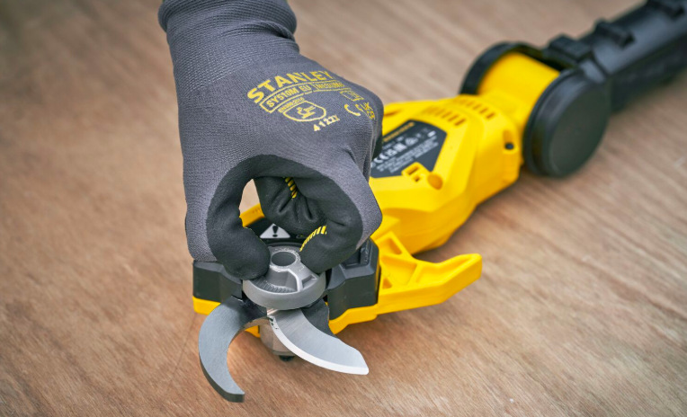 Nůžky na větve Stanley FatMax SFMCPP632D1-QW (s baterií) Detail řezné hlavy akumulátorových nůžek Stanley FatMax SFMCPP632D1-QW