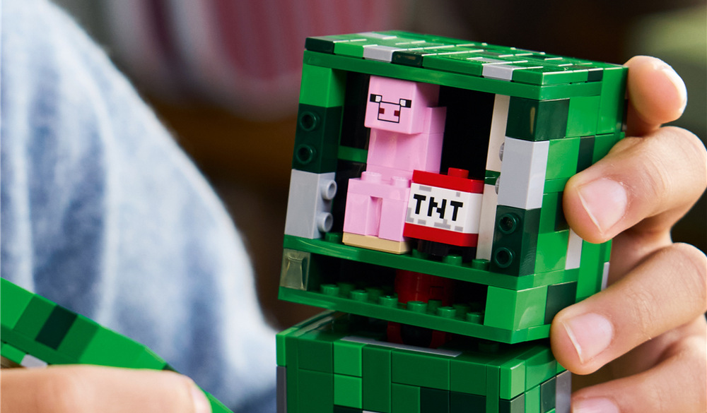 Stavebnice LEGO® Minecraft® 21276 The Creeper™ Po oddělení přední části hlavy objevíte uvnitř miniaturního Creepera i TNT, které přidává překvapení.