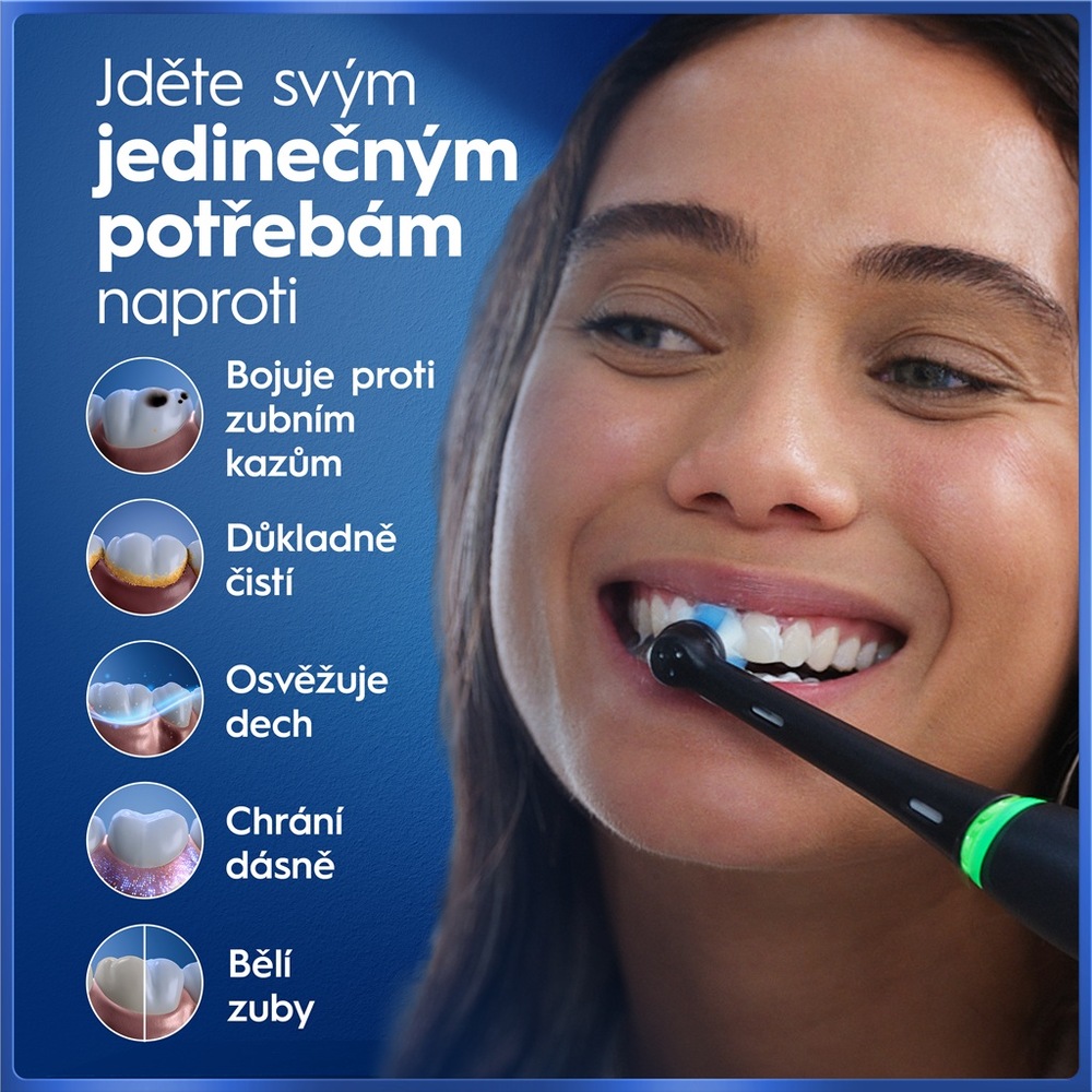 Žena si čistí zuby kartáčkem Oral-B iO5 Leo print