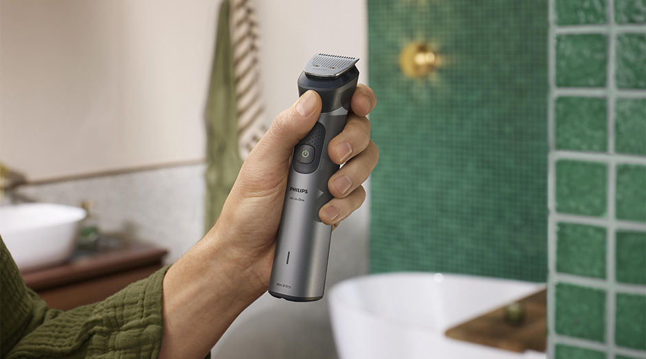 Muž drží v ruce zastřihovač Philips MG7951/15 Series 7000