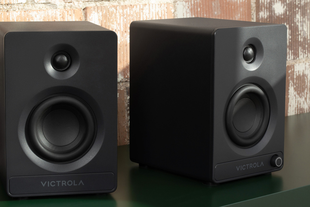 Reproduktory Victrola VPS-400 Tempo (2 ks) černé Detail Reproduktorů Victrola stojící na polici