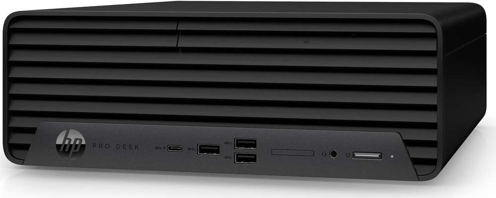 Na obrázku je kompaktní stolní počítač HP Pro SFF 400 G9 zachycený šikmo zepředu. Má nízké černé tělo se zaoblenými rohy a čelní stranu tvoří široká mřížka s vodorovnými lamelami. Ve spodní části je šikmo zapuštěný panel s logem HP a nápisem ProDesk, dále s USB-C portem, třemi USB porty, úzkou čtečkou nebo slotem, audio konektorem, tlačítkem zapnutí a dalším úzkým slotem vpravo. Počítač působí elegantně, prakticky a profesionálně.
