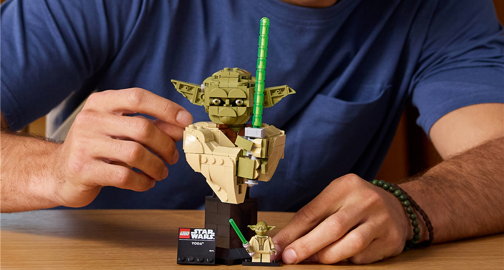Stavebnice LEGO® Star Wars™ 75438 Busta Yody Busta zachycuje charakteristické rysy mistra Yody a díky výšce přes 21 cm zaujme jako sběratelský model.