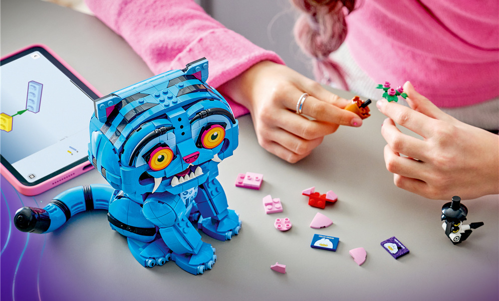 Stavebnice LEGO® 72537 KPop Demon Hunters Derpy mění výraz díky vyměnitelným detailům a připomíná hravé okamžiky z filmu K-pop: Lovkyně démonů.