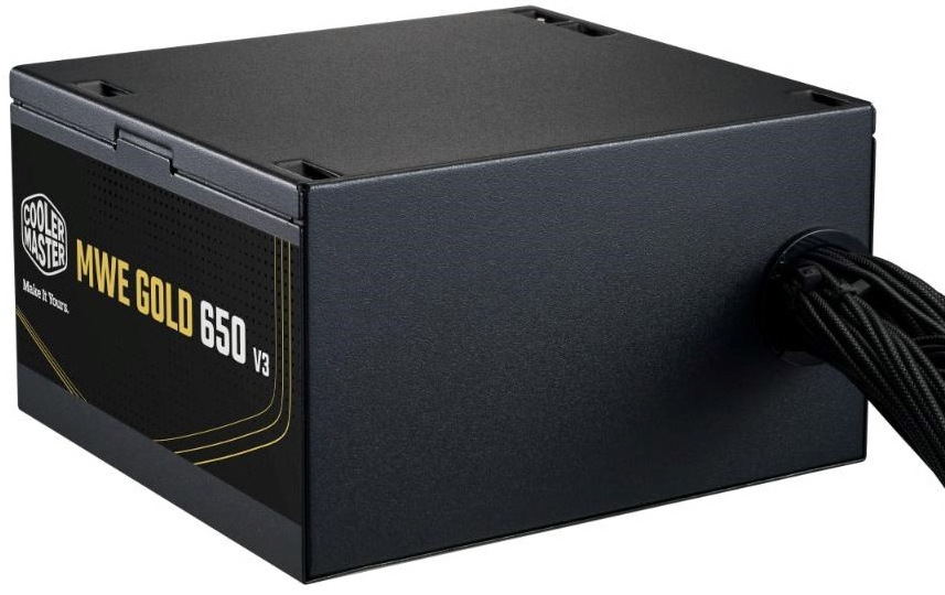 Zdroj Cooler Master MWE Gold V3 650W, 80+ Gold, ATX 3.1 černý Na obrázku je zadní část napájecího zdroje Cooler Master s pevně připojenou kabeláží, která vychází z jednoho otvoru v zadní stěně. Z boku je vidět štítek MWE Gold 650 V3. Zdroj působí jednoduše, kompaktně a je v nemodulárním provedení.
