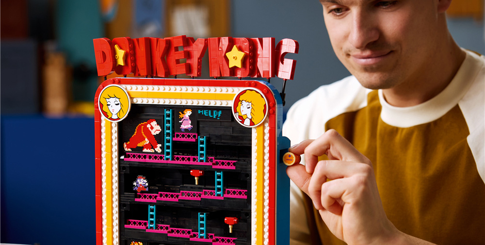 Lešení, sudy a tři postavy oživují legendární arkádovou úroveň Donkey Konga v propracované sběratelské scéně.