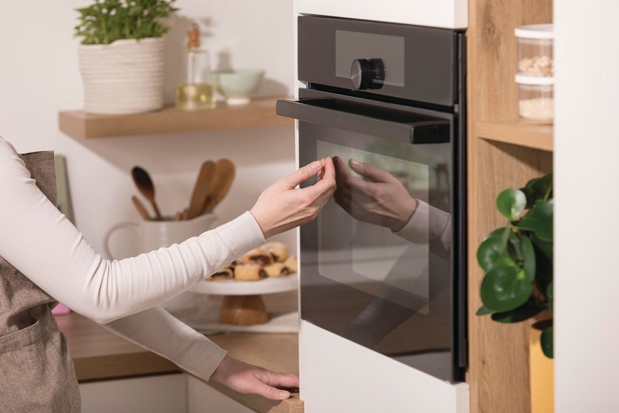 Vestavná trouba Gorenje BCM4058B, černá, Systém DynamiCooling