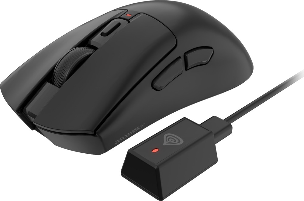 Černá herní myš Genesis Zircon 880 PRO z bočního pohledu se dvěma tlačítky u palce. Vedle ní je kabelově připojený bezdrátový přijímač 8K s červenou kontrolkou.