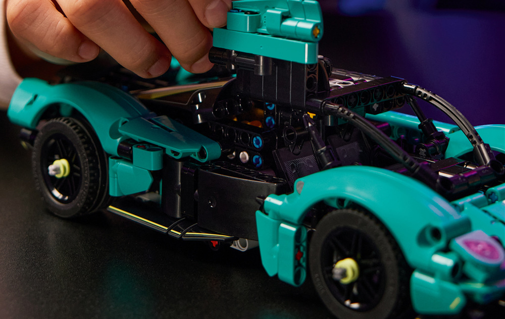 Stavebnice LEGO® Technic 42208 Aston Martin Valkyrie Stavebnice se 707 dílky je vhodná od devíti let a aplikace LEGO Builder pomůže dětem s 3D návodem při stavění.