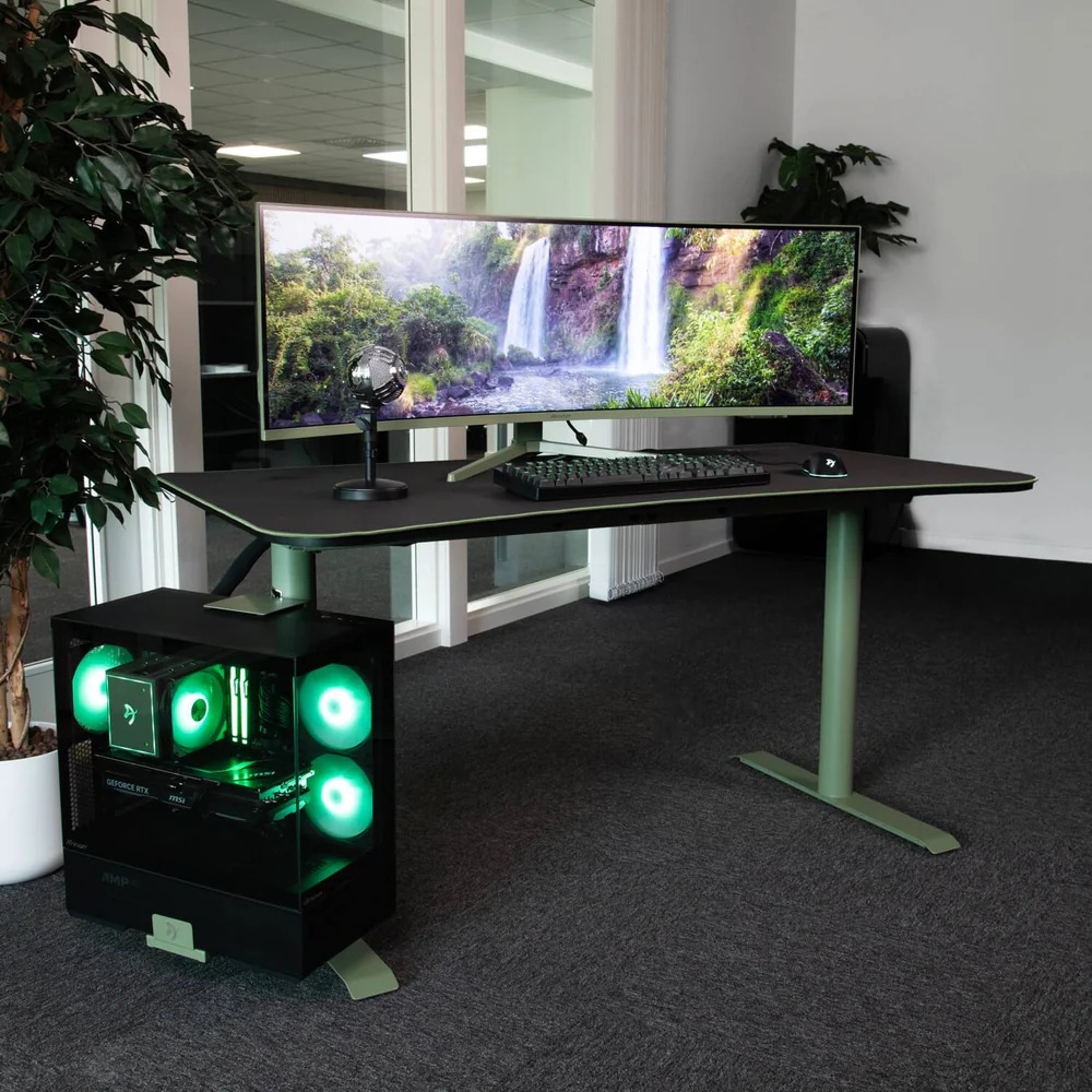 Herní stůl s monitorem umístěný v obývacím pokoji.
