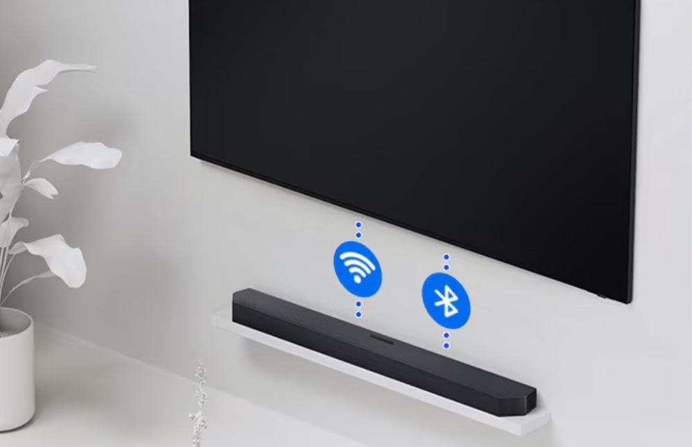 Soundbar Samsung HW-Q800H černý Televize a soundbar jsou umístěné na zdi, je možné je propojit přes Wi-Fi a Bluetooth.