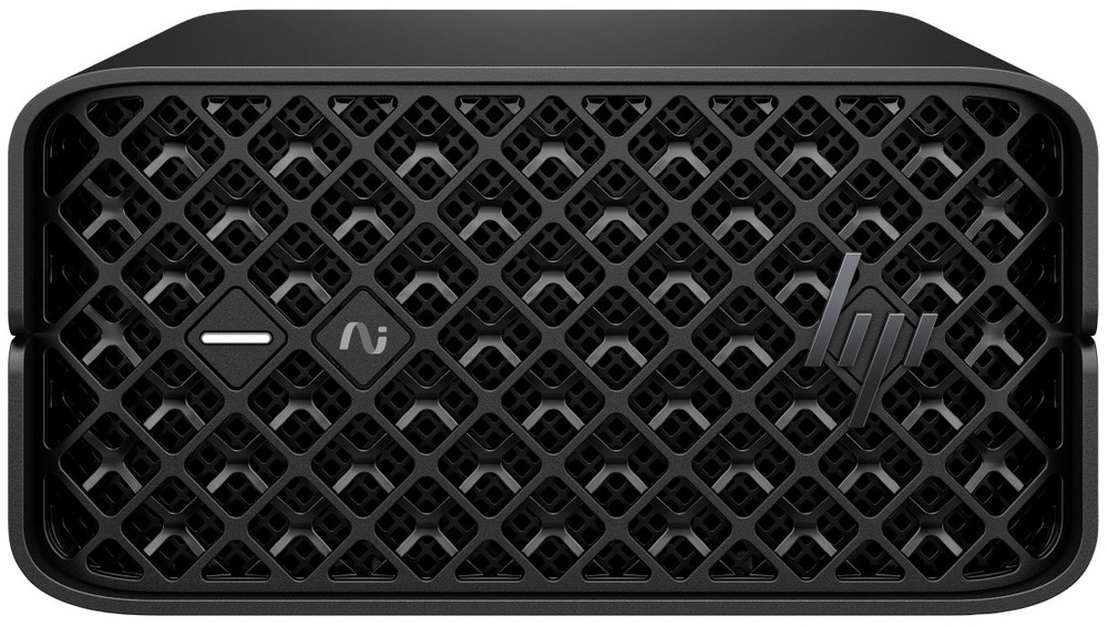PC mini HP Z2 Mini G1a černý Na obrázku je čelní pohled na kompaktní stolní počítač HP Z2 Mini G1a AMD Ryzen AI Max+ PRO 395 v černém provedení. Má nízké, široké tělo se zaoblenými rohy a celé čelo pokrývá výrazná mřížka s hustým geometrickým vzorem. Vlevo jsou dva malé ovládací prvky a vpravo logo HP.