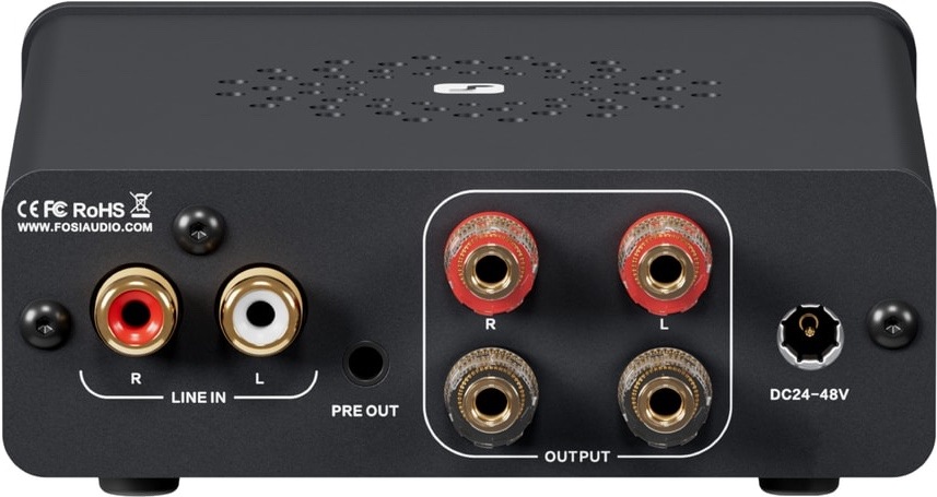 Zesilovač Fosi Audio V3-48V černý Na obrázku je zadní strana zesilovače Fosi Audio V3-48V v černém provedení. Vlevo jsou dva cinch vstupy Line In pro pravý a levý kanál, vedle nich výstup Pre Out. Uprostřed je čtveřice robustních šroubovacích repro terminálů pro připojení reproduktorů, označených pro pravý a levý kanál. Vpravo je konektor pro externí napájení DC 24–48 V. Celý zadní panel působí přehledně, technicky a je zaměřený na jednoduché zapojení audio sestavy.