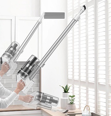 Tyčový vysavač Samsung Jet 70 Easy VS15T7033R4/GE Ruka drží tyčový vysacač Samsung Jet 70 Easy VS15T7033R4/GE a vysává jím žaluzie na oknech