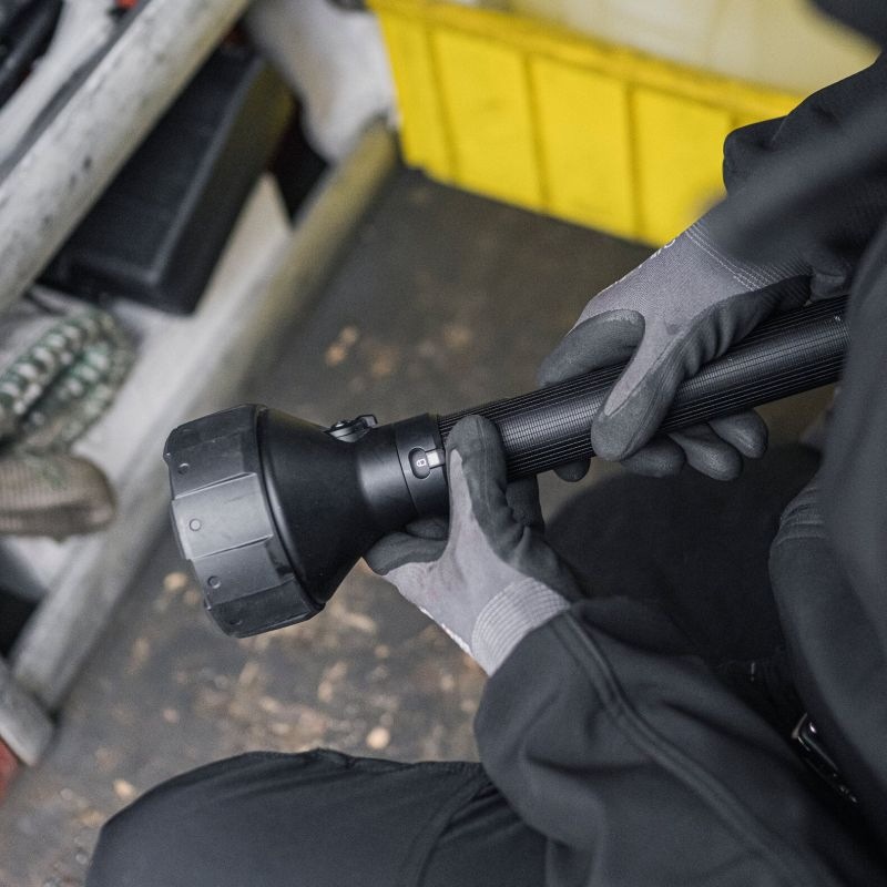 Svítilna LEDLENSER P18R černá Ruce svírají velkou svítilnu LEDLENSER P18R s ovládacím kroužkem