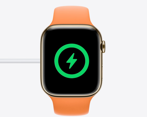 Chytré hodinky Apple Watch Nike Series 7 GPS + Cellular, 45mm pouzdro z hvězdně bílého hliníku - platinový / černý sportovní řemínek Chytré hodinky Apple Watch Nike Series 7 GPS + Cellular, 45mm pouzdro z hvězdně bílého hliníku - platinový / černý sportovní řemínek