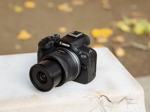 Detail fotoaparátu Canon EOS R50 s nasazeným objektivem RF-S 18–45 IS STM