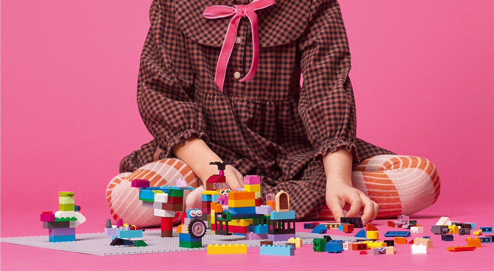 Stavebnice LEGO® Classic 11024 Šedá podložka na stavění Šedá podložka poskytuje dětem velký prostor pro stavění měst, hradů, krajin i dalších vlastních výtvorů.