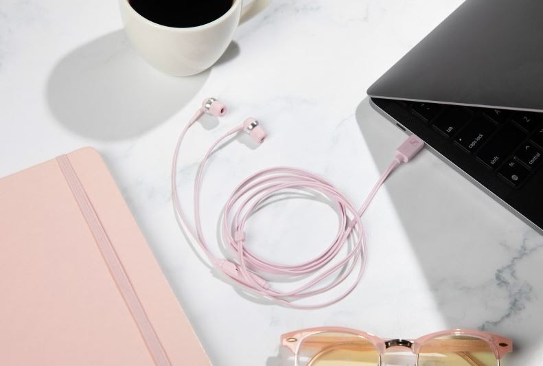 Sluchátka Sennheiser CX80U na obrázku s knihou a smartphone