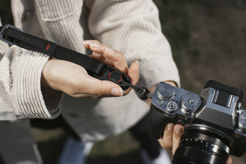 Popruh Peak Design Leash černé