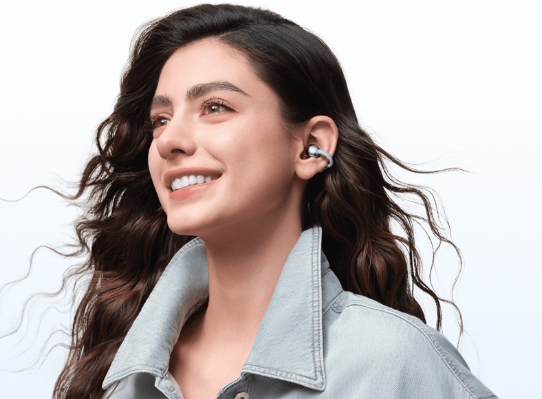 Žena se sluchátkem v uchu.