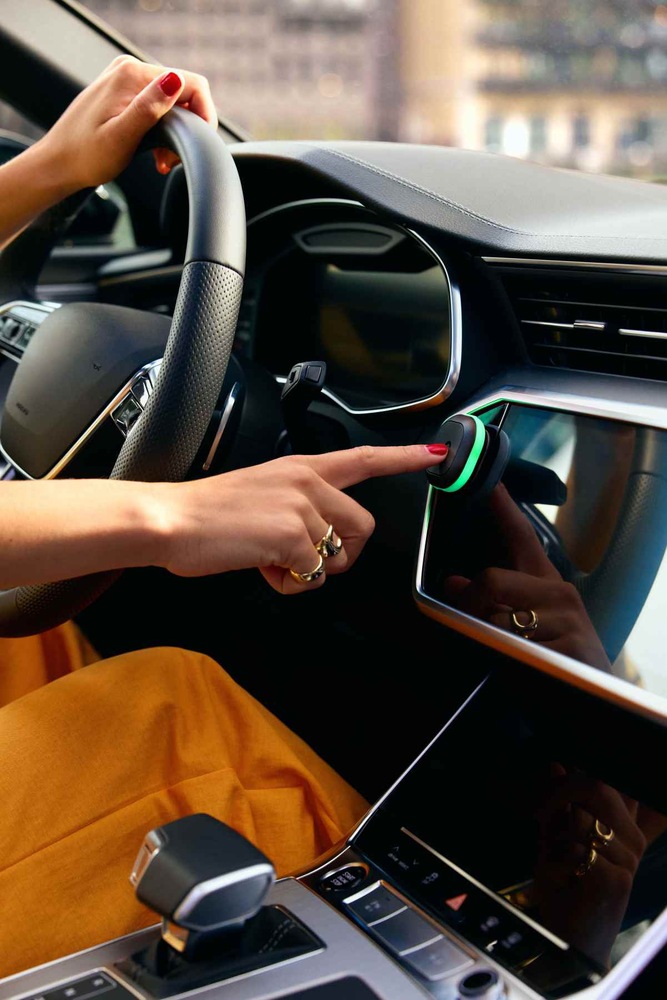 Cestovní asistent Tomtom TOM černá Ruka ukazující na zařízení TomTom v autě